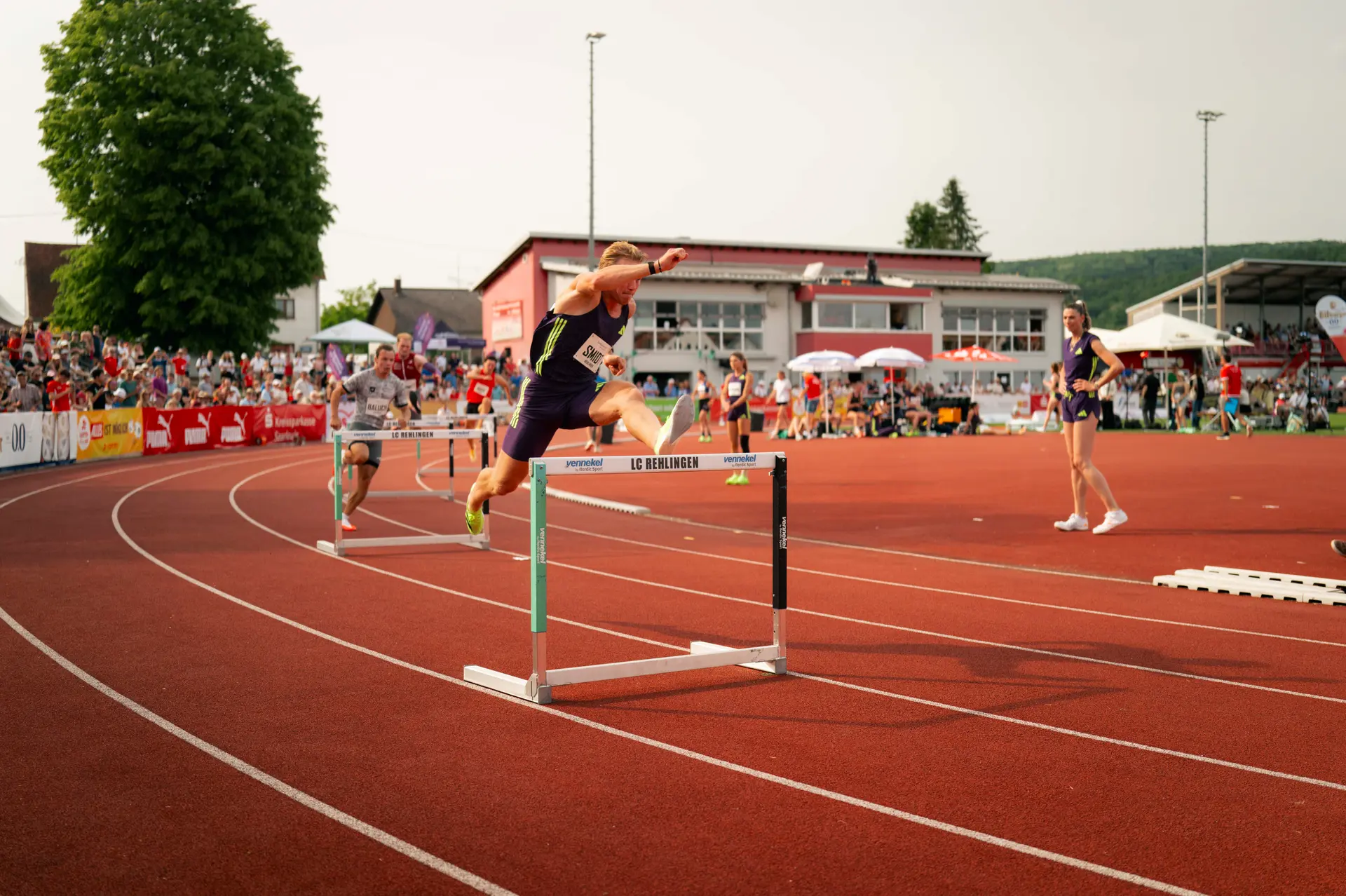 Hürdenlauf Hintergrundbild im Bungertstadion